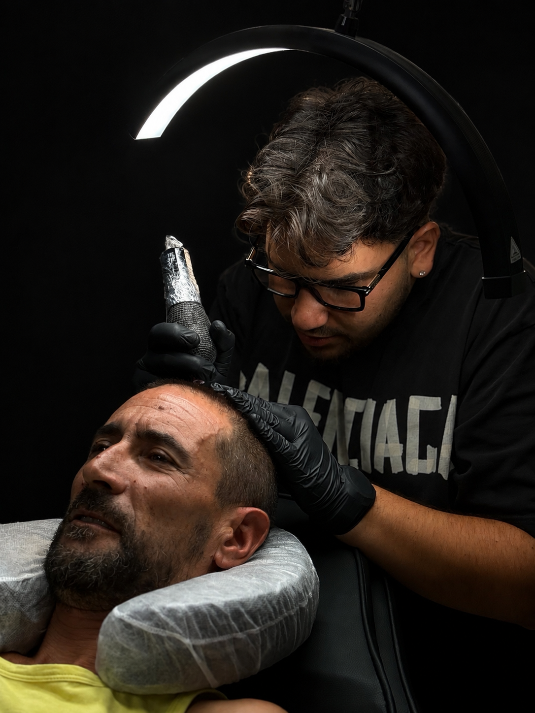 Jordi realizando un tratamiento de micropigmentación capilar en su estudio